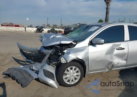 2017 Nissan Versa 1.6 S z USA, uszkodzony, nr VIN 3N1CN7AP1HL834007